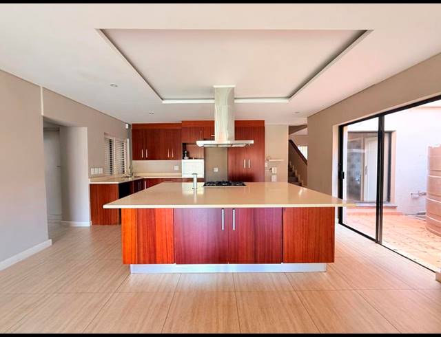 3 BEDROOM APARTMENT FOR SALE IN SANDOWN